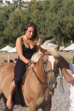  Ahu Tuğba'nın kızı Anjelik Alojton