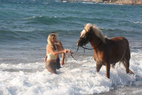  Ahu Tuğba'nın kızı Anjelik Alojton