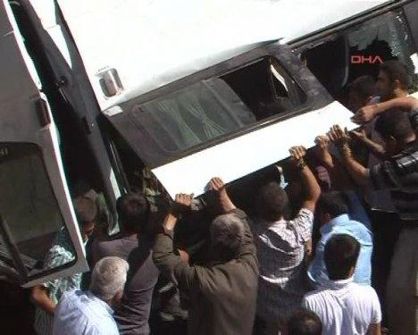 Şırnak'ta askerleri taşıyan minibüsten ilk görüntüler