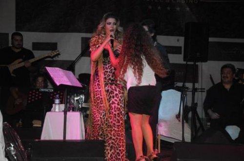 Gülben Ergen sahnede yere düştü