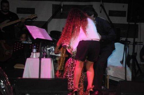 Gülben Ergen sahnede yere düştü