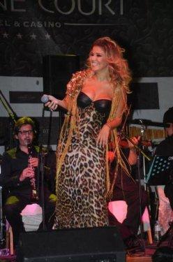 Gülben Ergen sahnede yere düştü