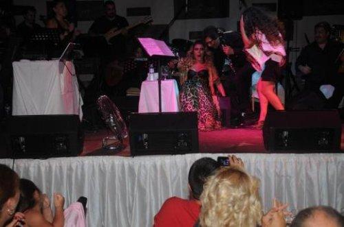 Gülben Ergen sahnede yere düştü