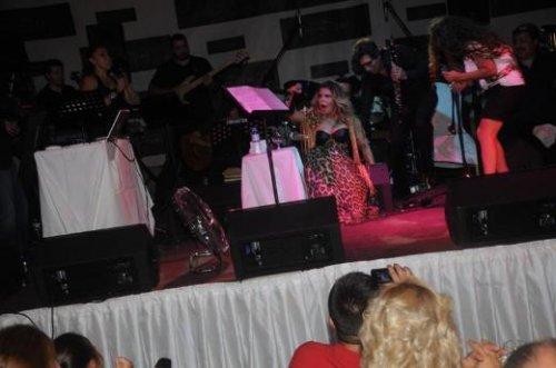 Gülben Ergen sahnede yere düştü