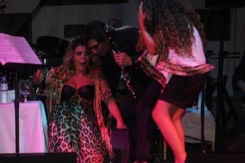 Gülben Ergen sahnede yere düştü