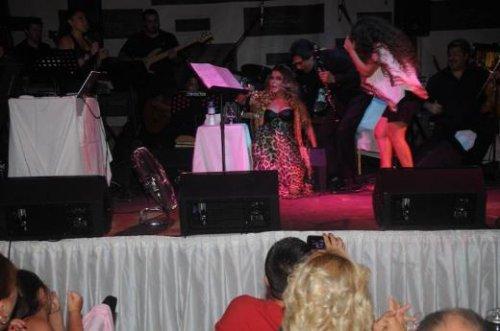 Gülben Ergen sahnede yere düştü