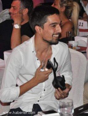 Diva gözüne kestirdiği gence ayakkabısını fırlattı