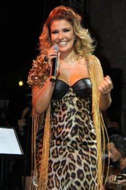 Gülben Ergen sahnede yere düştü