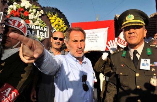 Bakan Günay şehit cenazesinde bandoyu susturdu