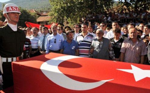 Bakan Günay şehit cenazesinde bandoyu susturdu