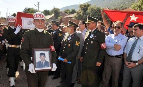 Bakan Günay şehit cenazesinde bandoyu susturdu