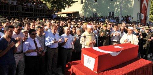 Bakan Günay şehit cenazesinde bandoyu susturdu