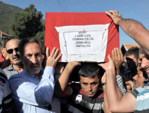 Bakan Günay şehit cenazesinde bandoyu susturdu