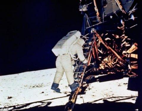 Neil Armstong öldü