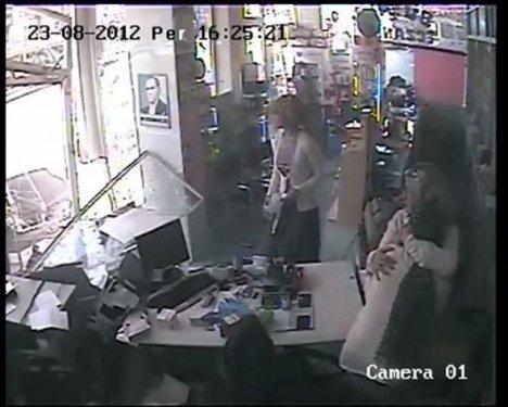 Otomobil eczaneye girdi