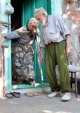 Veysel dede engelli oğluna ve hasta eşine bakıyor