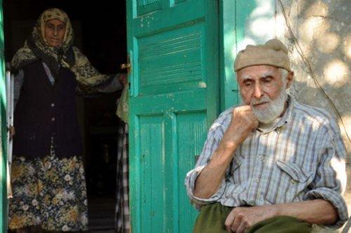 Veysel dede engelli oğluna ve hasta eşine bakıyor