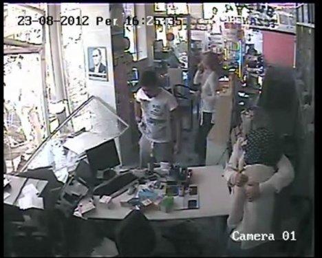 Otomobil eczaneye girdi