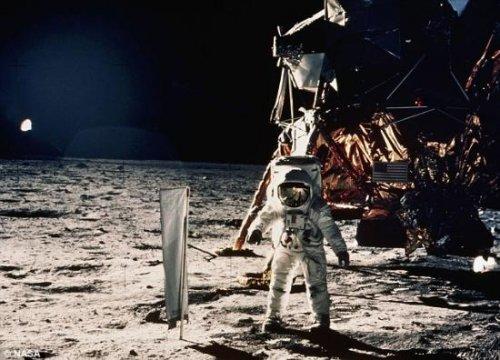 Neil Armstong öldü