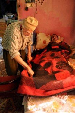 Veysel dede engelli oğluna ve hasta eşine bakıyor