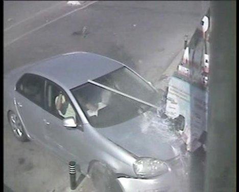 Otomobil eczaneye girdi