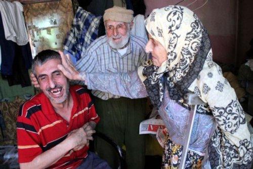 Veysel dede engelli oğluna ve hasta eşine bakıyor