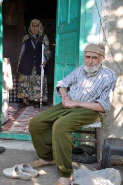 Veysel dede engelli oğluna ve hasta eşine bakıyor