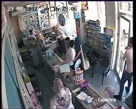 Otomobil eczaneye girdi