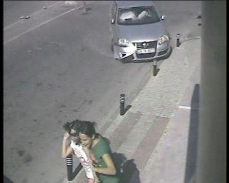 Otomobil eczaneye girdi