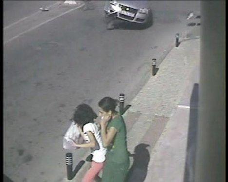 Otomobil eczaneye girdi