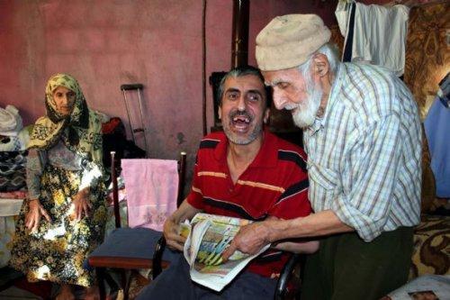 Veysel dede engelli oğluna ve hasta eşine bakıyor