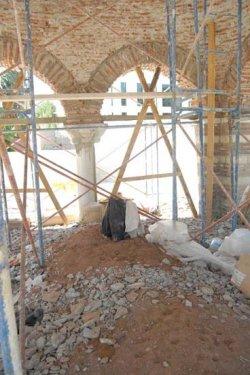 Malkoçoğlu'nun türbesi harabeye döndü