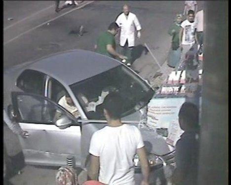 Otomobil eczaneye girdi