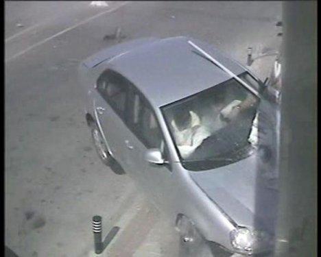 Otomobil eczaneye girdi