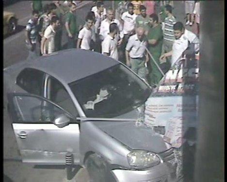 Otomobil eczaneye girdi