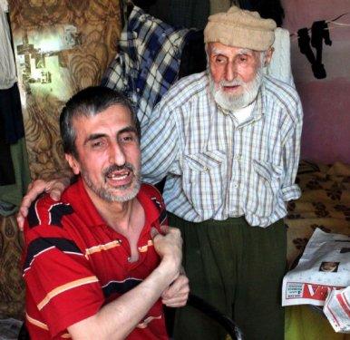 Veysel dede engelli oğluna ve hasta eşine bakıyor