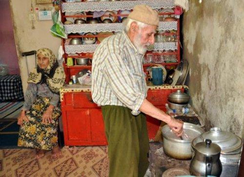 Veysel dede engelli oğluna ve hasta eşine bakıyor