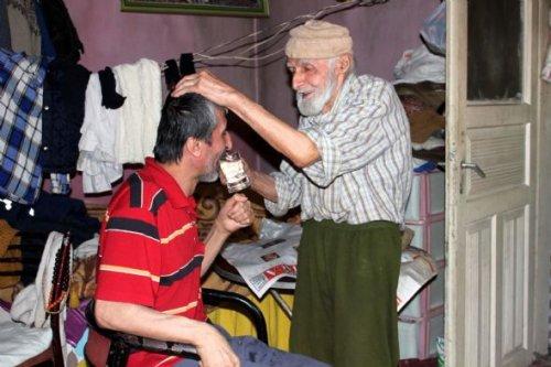 Veysel dede engelli oğluna ve hasta eşine bakıyor