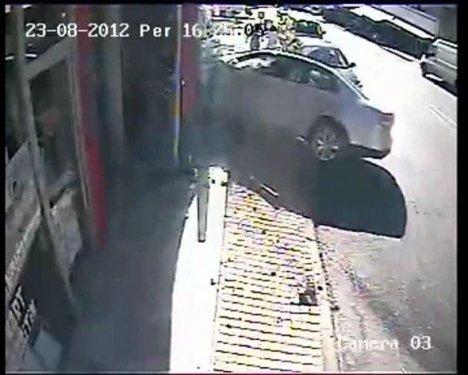 Otomobil eczaneye girdi