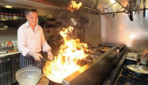 Fatih Altaylı ve İzzet Çapa mutfakta