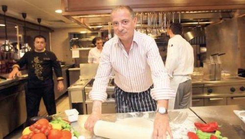 Fatih Altaylı ve İzzet Çapa mutfakta