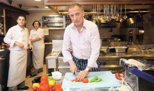 Fatih Altaylı ve İzzet Çapa mutfakta