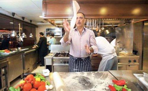 Fatih Altaylı ve İzzet Çapa mutfakta