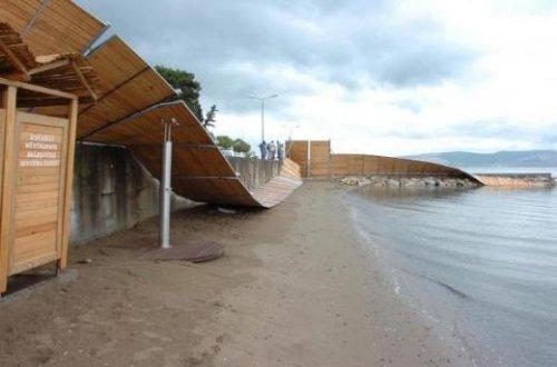 Tesettür plajını rüzgar yıktı