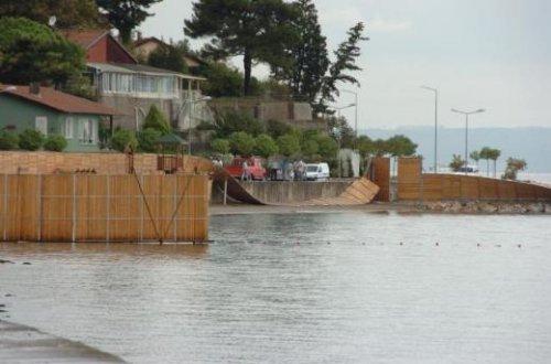 Tesettür plajını rüzgar yıktı