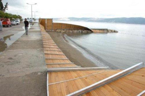 Tesettür plajını rüzgar yıktı