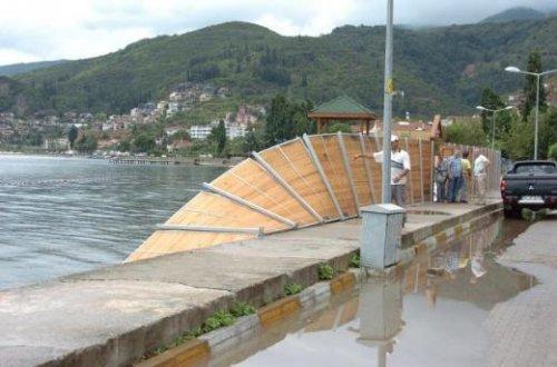 Tesettür plajını rüzgar yıktı