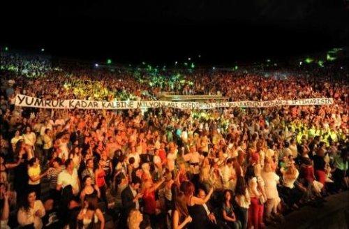 Tarkan Harbiye'yi salladı 