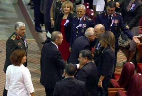 GATA'da kılıçlar altında evlenme teklifi