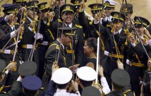 GATA'da kılıçlar altında evlenme teklifi